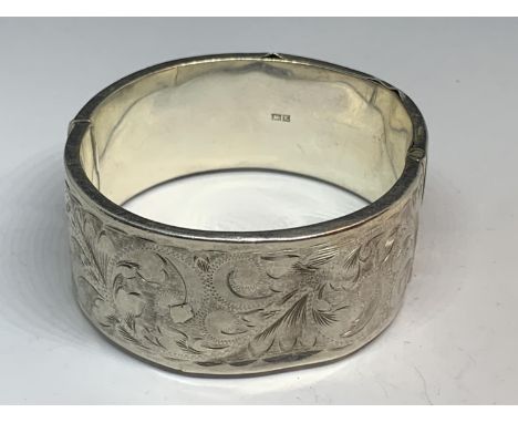 A HALLMARKED BIRMINGHAM SILVER BANGLE 