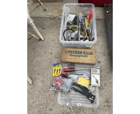 AN ASSORTMENT OF HAND TOOLS TO INCLUDE A POT RIVOTER AND SCREW DRIVERS ETC 