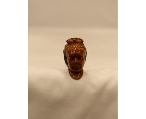 AN ANTIQUE BRITISH QUEEN VICTORIA TREACLE GLAZE TOBACCO PIPE WITH AMBER EFFECT PIPE, LENGTH 13 CM 