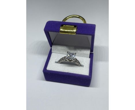 A LADIES SILVER DRESS RING, BOXED 