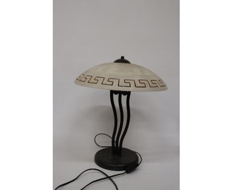 A HEAVY VINTAGE STYLE TABLE LAMP WITH METAL BASE AND GLASS SHADE, HEIGHT APPROX 42CM 