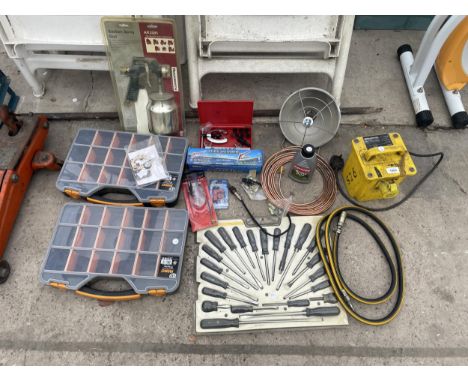 AN ASSORTMENT OF TOOLS AND HARDWARE TO INCLUDE AN AS NEW SUCTION SPRAY GUN, COPPER PIPE, SCREWDRIVER SET, ETC 