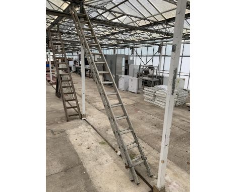 A TWO SECTION 30 RUNG ALUMINIUM LADDER 
