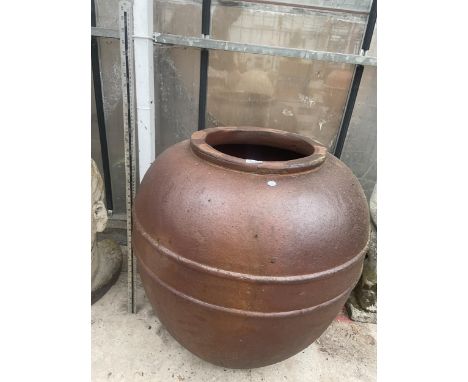A LARGE SALT GLAZED TERRACOTTA GARDEN PLANTER (73CM D:71CM) 