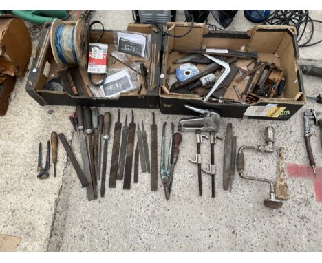 AN ASSORTMENT OF VINTAGE HAND TOOLS TO INCLUDE FILES, A BRACE DILL AND SPANNERS ETC 