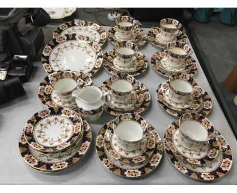 A LARGE QUANTITY OF VINTAGE TEAWARE TO INCLUDE TRIOS, PLATES, BOWLS, JUG ETC 