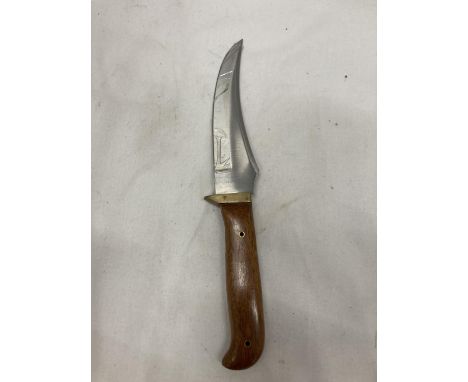 A WOODEN HANDLED HUNTING KNIFE 
