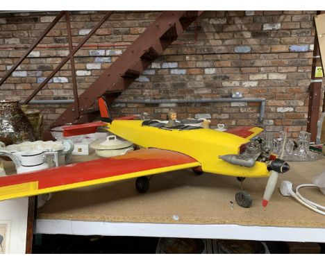 A LARGE MODEL OF PLANE WITH A PROPELLER, LENGTH APPROX 106CM, HEIGHT 23CM 