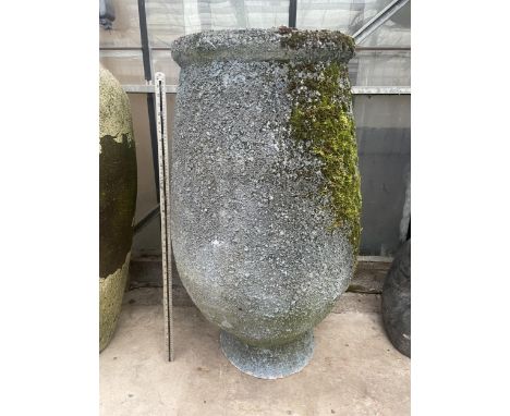 A LARGE RECONSTITUTED STONE URN PLANTER (H:112CM D:54CM) 