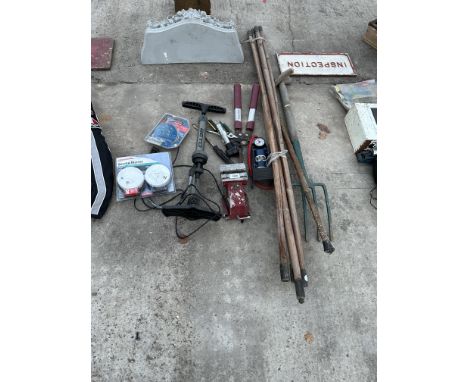 AN ASSORTMENT OF TOOLS TO INCLUDE A FORK, A VICE AND A STIRRUP PUMP ETC 