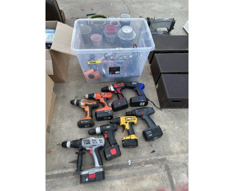 A LARGE ASSORTMENT OF POWER TOOLS TO MAINLY INCLUDE BATTERY DRILLS, TO INCLUDE WORX, BLACK AND DECKER AND DEWALT ETC 
