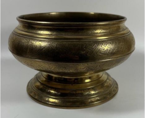 A VINTAGE MIDDLE EASTERN BRASS PEDESTAL BOWL, HEIGHT 13CM 