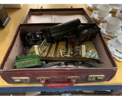 A LEATHER CASE WITH A VINTAGE TRAIN SET TO INCLUDE TRAIN, CARRIAGES, TRACK AND LEVEL CROSSING 