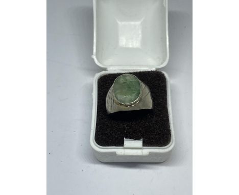 A BOXED GENTS SILVER SIGNET RING 