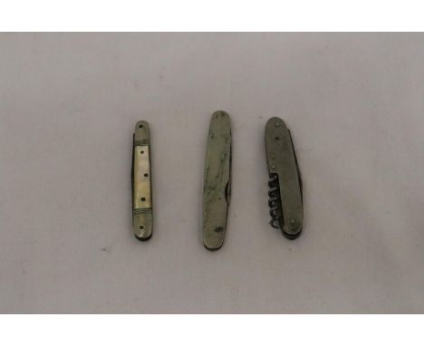 THREE VINTAGE PENKNIVES TO INCLUDE ONE MARKED 'GREERS OVH SCOTCH WHISKY' 