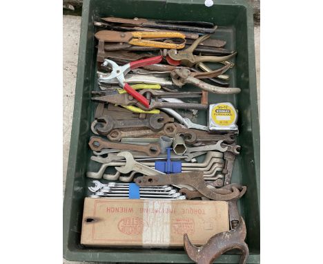 A LARGE ASSORTMENT OF VINTAGE HAND TOOLS TO INCLUDE SAWS AND SPANNERS ETC 