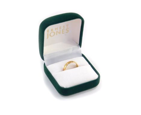 An 18ct gold wedding band, size K, 3.7g.