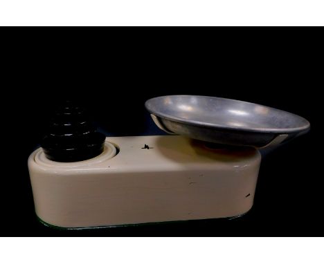 A set of vintage cream enamel shop scales, with six graduated cast irons weights, 1oz/2lbs.