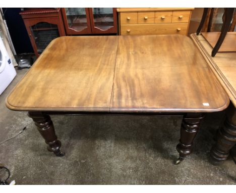 VICTORIAN MAHOGANY EXTENDING DINING TABLE ON RING TURNED TAPERED LEGS 