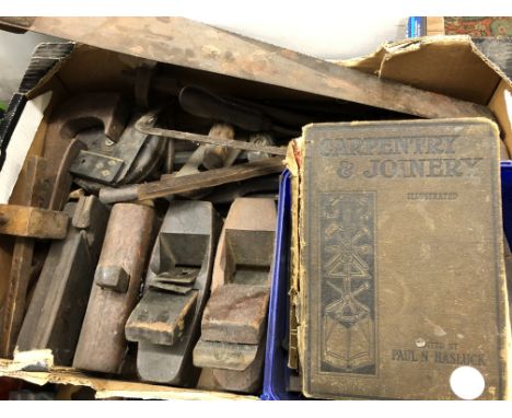 CARTON OF VINTAGE CARPENTRY TOOLS INCLUDING SET SQUARES, MARKING GAUGES, SPOKE SHAVE, PLANES, AND A CARPENTRY ILLUSTRATED BOO