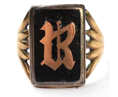 A gentlemen's vintage 9ct gold signet ring, with Italic initial 'B' on black ground panel, cut shank, size P (when squeezed t