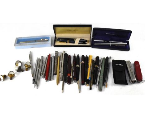A mixed group of various pens to include a Conway No58, a Sheaffer pen set, a propelling pencil, a Papermate, a modern mechan