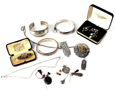 A quantity of jewellery items, mostly silver, some hallmarked to include a Peruvian pendant brooch stamped 925, a hallmarked 