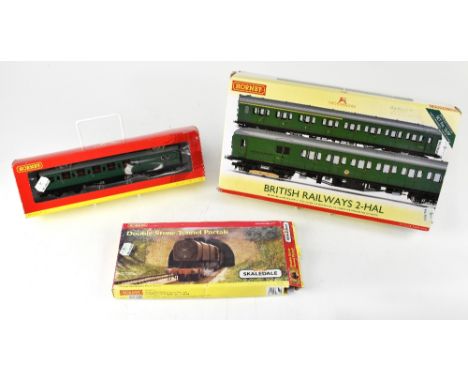 A large quantity of mainly OO gauge model railway engines and rolling stock to include Lima 205114 MWG engine, Hornby Dublo 2
