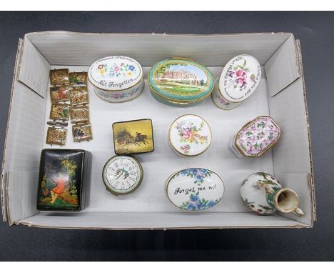 (ML) A&nbsp;small group of boxes and similar, to include: a small Russian papier mache snuff box, 4cm wide; a Halcyon Days en
