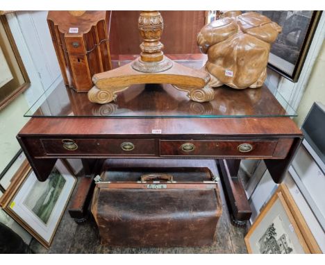 A Regency mahogany sofa table,&nbsp;96.5cm wide when closed.&nbsp; 