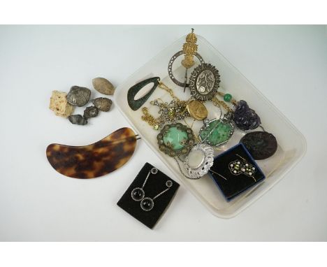 Small collection of mostly vintage and antique jewellery to include brooches, earrings, necklaces, etc, featuring a relief ca