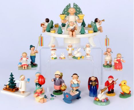 Wendt und Kühn 20-teilige Sammlung, W&amp;K lot,Holz, überwiegend mit Firmenaufkleber am Boden, Adventskranz mit 4 sitzenden 