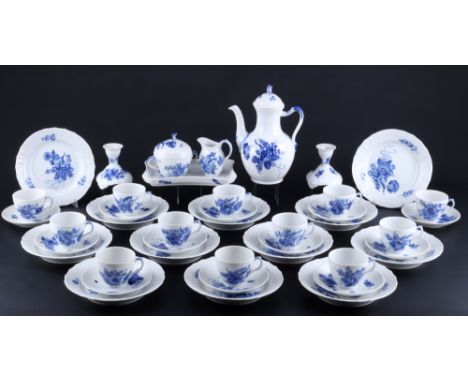 Royal Copenhagen Blaue Blume Kaffeeservice für 12 Personen, coffee service for 12 pers.,42-teiliges Porzellan, Dänemark, mit 