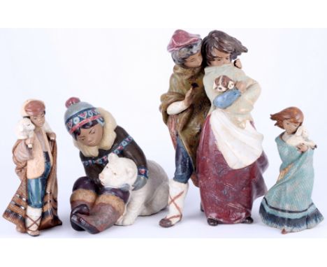 Lladro 4 Kinderfiguren, spanish children figures,Porzellan, Spanien, blaue Firmenmarke, 1x Eskimokind mit Eisbär H 23,5 cm x 