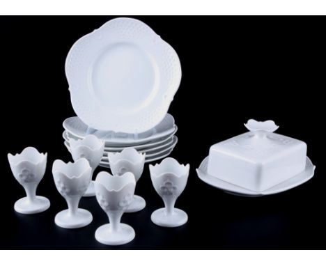 Meissen Großer Ausschnitt Relief 6 Kuchenteller mit 6 Eierbechern und Butterglocke 1. Wahl, dessert plates with butter dish a