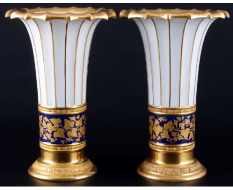 Royal Copenhagen Paar Prunkvasen 8569, C.F. Hetsch, pair of splendor vases,Porzellan, Dänemark, mit Juliane Marie Marke (blau