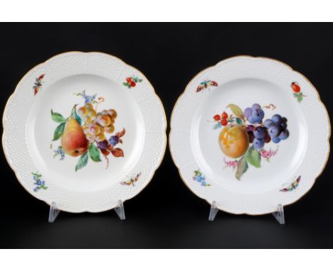 Meissen Alt-Osier Obstmalerei 2 Kuchenteller 1.Wahl, dessert plates 1st choice,Porzellan, blaue Schwertermarke 1.Wahl, Pfeiff
