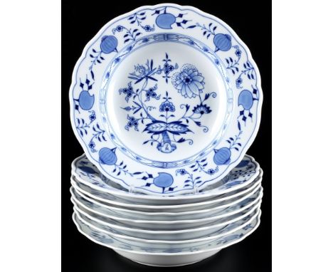 Meissen Zwiebelmuster 8 Suppenteller, soup plates,Porzellan, blaue Schwertermarke 1. Wahl und 2x mit 2 Schleifstrichen 2. Wah