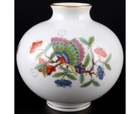 Meissen chinesischer Schmetterling Bauchvase 1.Wahl, bellied vase 1st choice,Porzellan, blaue Schwertermarke 1.Wahl, Dekor ch