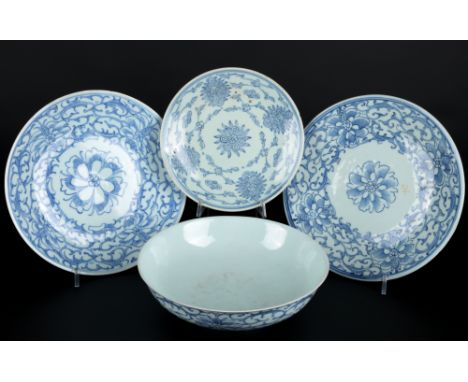 China Schale und 3 Teller Qing Hua Ci - Muster, chinese bowl and plates,Porzellan, China 19./20. Jahrhundert, am Boden mit bl