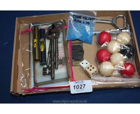 A tray of collectables including bagatelle balls, vintage spirit levels, cue tips, die, bottle opener, old keys, etc