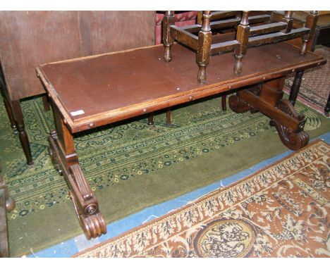 An elegant William IV Mahogany low Sofa Table, having rectangular top with lipped edge and circular moulded decoration, on fl