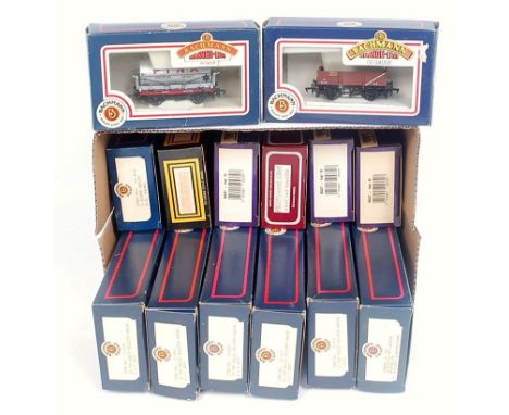 Six bogie and 8 4-wheel wagons by Bachmann and Dapol (G-BG)