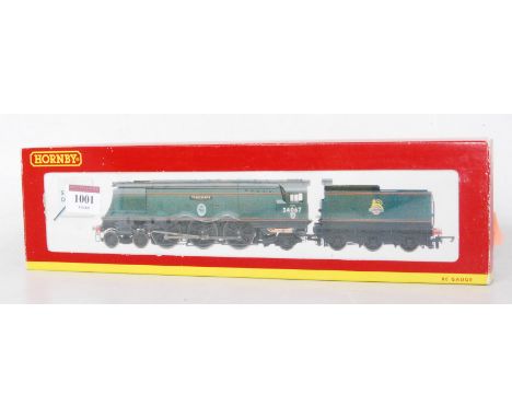 BR lined green Hornby R2221 streamlined Battle of Britain class engine and tender No. 34067 'Tangmere' with instructions (NM-