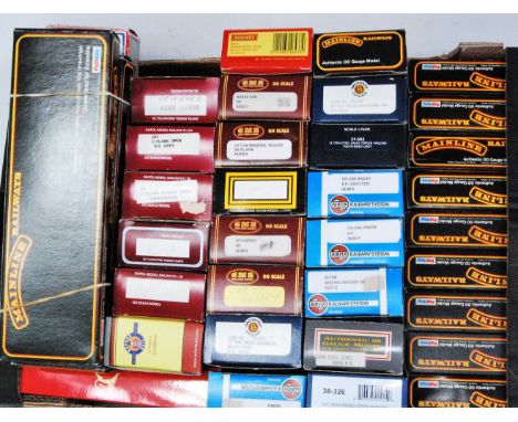 Tray containing approx 40 empty boxes for goods wagons, Dapol, Mainline, Hornby, Lima, Airfix, Oxford Rail, all (G)