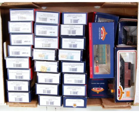 32 boxed Bachmann wagons including 5 Queen Mary brake vans, some duplication (M-BM)