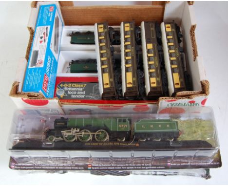 Mixed lot GWR 'Kneller Hall' engine and tender (G) 'Britannia' engine and tender (FG-BP), 4 medium length Triang coaches (G),
