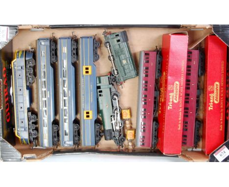 Tray containing loose Triang items TC series blue/yellow double ended diesel locomotive and 3 matching coaches (G) green 2-6-