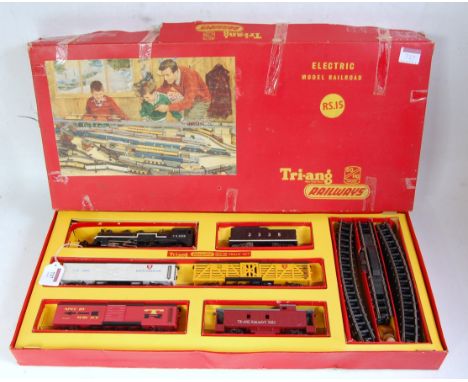 A Triang TC series RS15 train set containing 4-6-2 pacific engine and tender, 4 freight cars and oval of series 3 track, all 