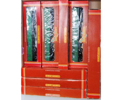 A Hornby R374 Battle of Britain class engine and tender Southern malachite green 'Spitfire' (G-BFG), 3x R487, 3x R486 and R17